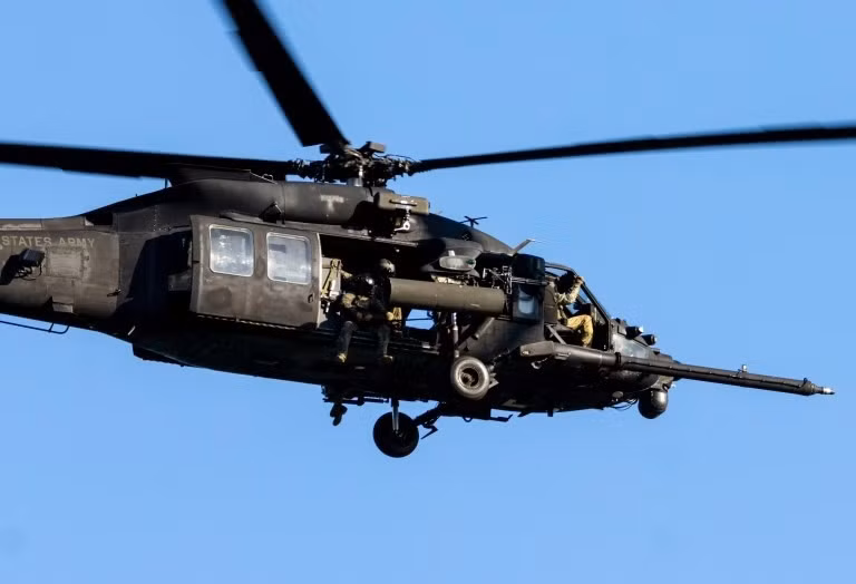 Để chống lại tên lửa phòng không, trực thăng Black Hawk của đặc nhiệm Mỹ, được trang bị cả hệ thống đối phó hồng ngoại thông thường (CIRCM) và hệ thống đối phó hồng ngoại định hướng (DIRCM), được sử dụng để làm mù và làm mất phương hướng của tên lửa dẫn đường.