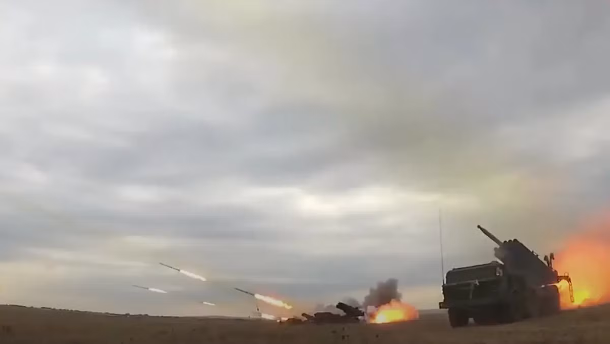 Để hiểu rõ hơn thì hiện tại các điểm cao mà RFAF đang kiểm soát, bao gồm cả những điểm quan sát từ xa, nằm trên Núi Sa hoàng ở độ cao 246 m, và bản thân Konstantinovka nằm ở vùng đất thấp, chỉ ở độ cao 85 m. Với mức độ chênh lệch về địa hình lớn như vậy, RFAF có thể nắm rõ hành động của quân Ukraine ở Konstantinovka như “trong lòng bàn tay”. (Nguồn ảnh Topwar, Ukrinform, Rvvoenkory. Liveuamap). https://svpressa.ru/war21/article/478392/