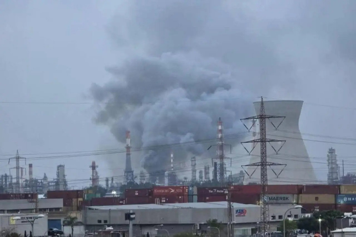 Một số thông tin chi tiết đang được hé lộ về vụ tấn công vào nhà máy lọc dầu Bazan ở Haifa, vào đêm qua. Đây là một trong hai nhà máy lọc dầu của Israel, và là nhà máy lớn nhất (nhà máy còn lại ở Ashdod). Israel chỉ có hai nhà máy lọc dầu, và Iran biết rõ điều này; tuy nhiên, chúng được bảo vệ rất nghiêm ngặt.