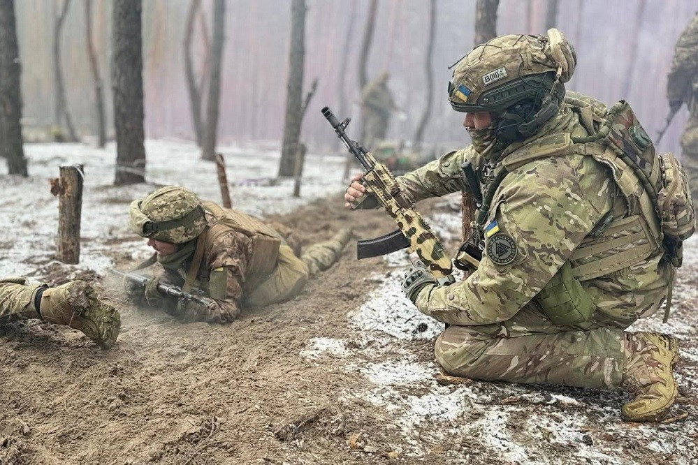 Đồng thời, sĩ quan AFU tự bào chữa, mô tả một "cuộc phòng thủ toàn diện kiên cường" và cách các binh sĩ bị mắc kẹt trong sở chỉ huy đã cố gắng yêu cầu chỉ huy của họ sơ tán người bị thương hoặc gọi pháo binh hỗ trợ, nhưng đều không thành công.