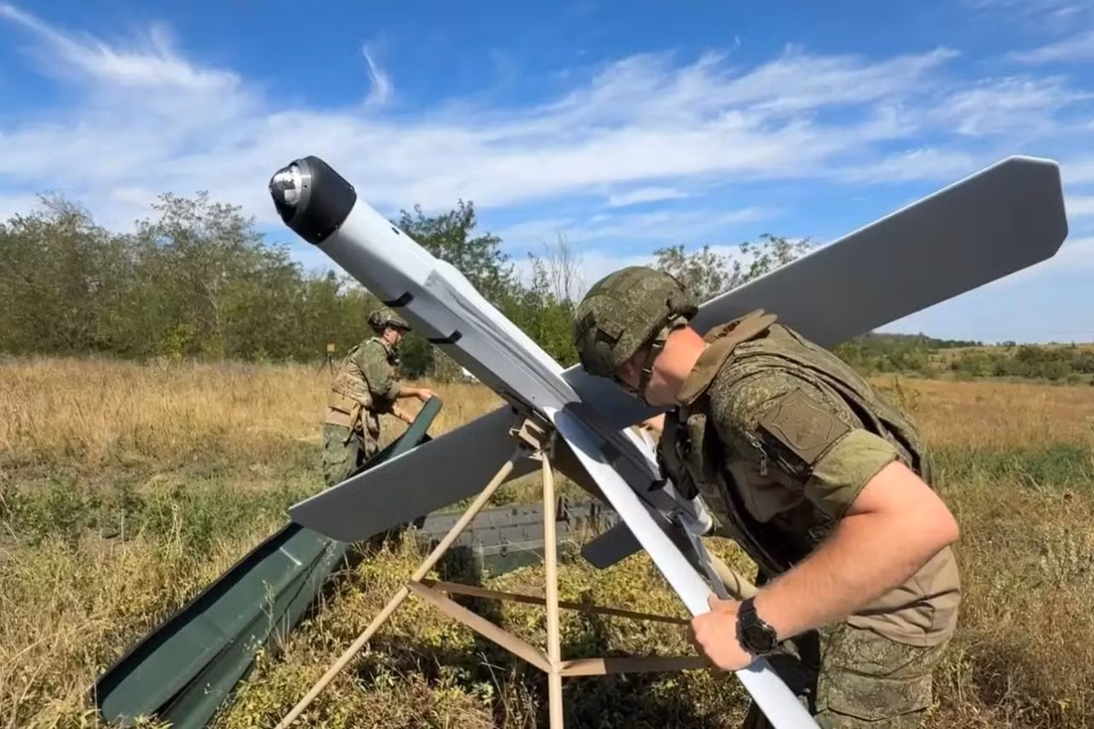 Kênh Military Summary cho biết, các trận đánh giành ngôi làng Plavni được bắt đầu ngay sau khi quân Nga tràn ngập ngôi làng Kamenskoye. Cũng có thông tin cho rằng, các đơn vị thọc sâu của Cụm Dnipr RFAF, đã tiến vào Primorskoye, nằm xa hơn về phía bắc dọc theo bờ sông.