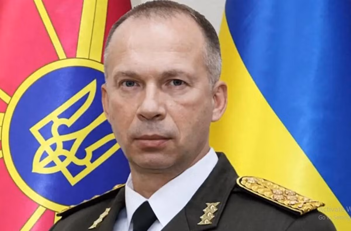 Tướng Syrskyi tốt nghiệp một học viện quân sự ở Moscow và được điều động tới một đơn vị đóng quân ở Ukraine. Sau khi Liên Xô tan rã và Ukraine độc lập, ông gia nhập quân đội Ukraine chứ không phải quân đội Nga. Vào những năm 2000, ông lãnh đạo lữ đoàn cơ giới số 72 của quân đội Ukraine, đóng quân tại Bila Tserkva, cách Kiev khoảng 100km về phía nam.