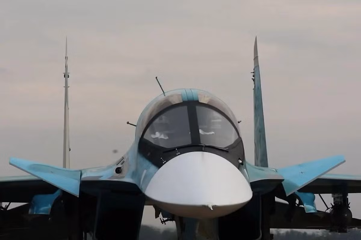 Kênh Telegram Aviahub của một chỉ huy phi đội tiêm kích bom Su-34 đã viết về điều này trên trang cá nhân của mình, cho biết máy bay tiêm kích bom Su-34 của Không quân Nga đã bắt đầu sử dụng bom FAB-500, gắn mô-đun UMPK, nhưng được trang bị động cơ phản lực. Vì đối phương đã từng chứng minh khả năng loại bom này, nên thông tin về nó không còn được bảo mật nữa.