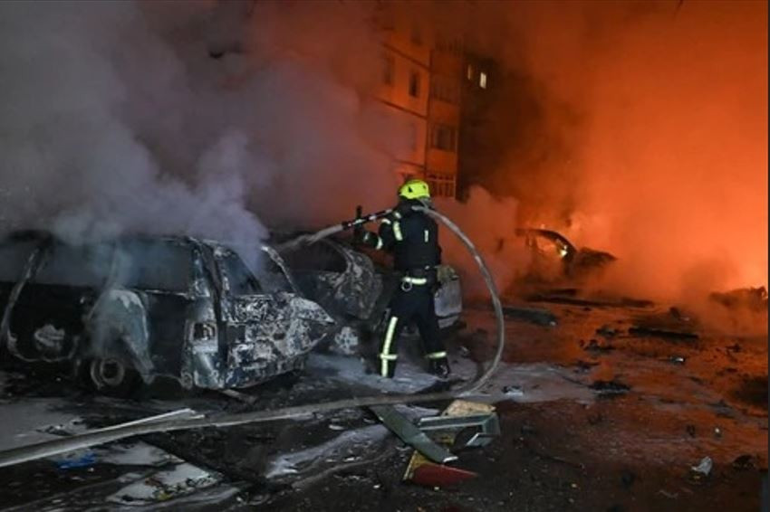 Phóng viên của tờ Kyiv Independent cho biết, một đám cháy lớn đã bùng phát do một tên lửa tấn công vào Ternopil. Theo các thông tin sơ bộ, một cơ sở lưu trữ nhiên liệu và dầu nhờn đã bốc cháy. Tên lửa Nga cũng đã tấn công khu vực Ivano-Frankivsk.