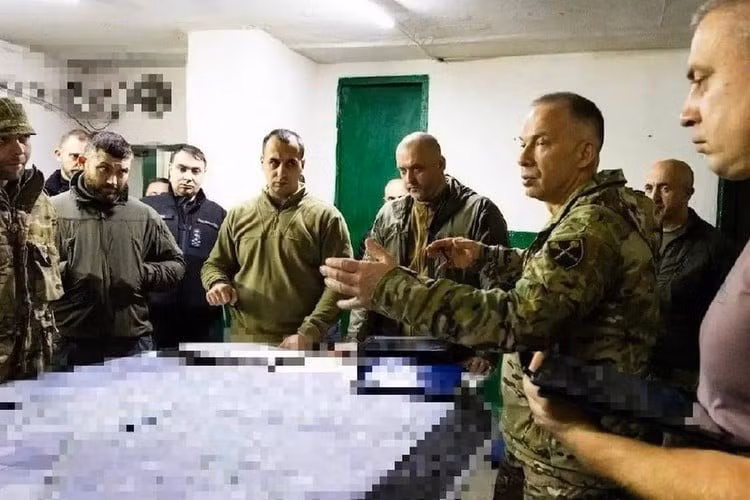 Các nhà phân tích phương Tây, bao gồm cả chuyên gia Julian Röpke thuộc báo Bild (Đức), những người ủng hộ nhiệt thành đối với Kiev, cũng bắt đầu kêu ca rằng, Tổng Tư lệnh AFU, tướng Alexander Syrsky đã "buông" Pokrovsk và hầu như không có biện pháp nghiêm túc nào để giành lại thành phố.