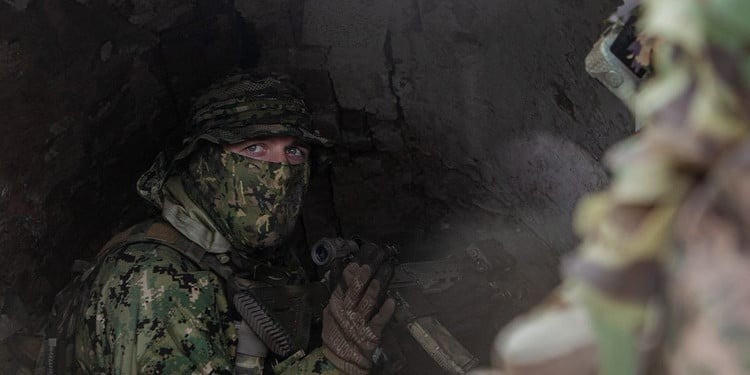 Pokrovsk - thành phố pháo đài quan trọng ở Donetsk - là một trong những khu vực tranh chấp ác liệt nhất trên chiến tuyến, với việc lực lượng Kiev đã đẩy lùi cuộc tấn công lớn của Nga trong suốt năm qua. Mirnograd nằm cách thành phố đã bị quân Nga tràn ngập chưa đầy 3km.