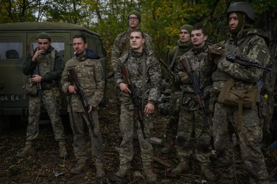 Mặt khác, Kiev vẫn kiên quyết không để Pokrovsk thất thủ; với chiến dịch đổ bộ bằng trực thăng, đã bị những nhà phân tích quân sự chỉ trích là "nhiệm vụ tự sát". Và bất chấp lời kêu gọi của các chỉ huy tiền tuyến, xin rút lui khỏi Pokrovsk, thì Kiev vẫn tiếp tục tung quân vào đây để hỏa lực Nga tàn sát.