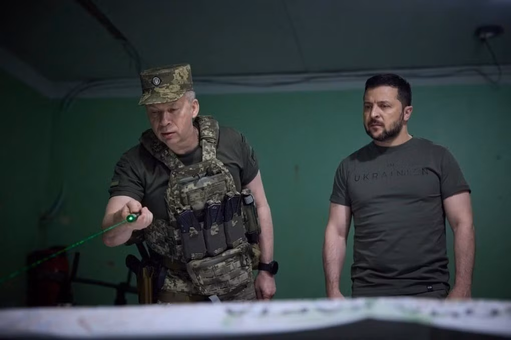 Chuyên gia Mercuris cho biết, Tổng thống Zelensky đã ra lệnh cho tướng Syrskyi, tiến hành một cuộc tấn công vào Donetsk, nhưng tướng Syrsky đã từ chối, vì mệnh lệnh từ Tổng thống là không thể thực hiện được, do AFU không còn đủ lực lượng và nguồn lực để tiến hành các hoạt động tấn công.