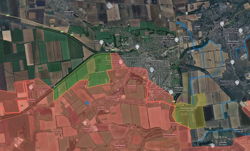 Trong trung tâm thành phố, quân Nga đã mở rộng vùng kiểm soát tại phía nam tuyến đường sắt thêm khoảng 600m. Tình hình ngày càng xấu đi khi hàng loạt cứ điểm phòng thủ bị đánh sập, buộc quân Ukraine phải rút lui sâu vào khu vực trung tâm. Kênh Kalibrated Maps xác nhận, RFAF đã tiến về phía tây Pokrovsk.