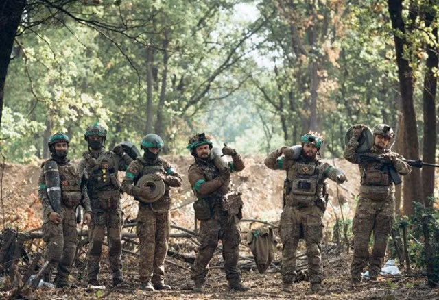 Các nhà phân tích Nga cho rằng, AFU hiện đang tích cực củng cố các vị trí của họ ở phía bắc thành phố, bên ngoài tuyến đường sắt, sẵn sàng cho việc rút khỏi thành phố. Để tăng cường phòng thủ tại Pokrovsk, Bộ Tổng tham mưu AFU gần đây đã điều lại hai lữ đoàn từ các khu vực Chernihiv và Sumy. Tuy nhiên, các đơn vị này đã phải chịu tổn thất đáng kể.