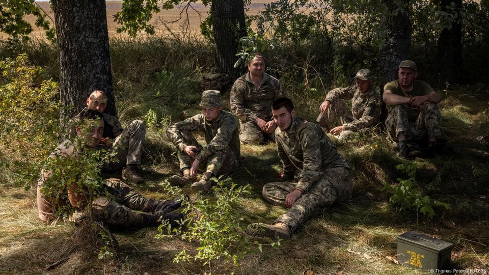 Hãy lấy nửa đầu năm nay làm ví dụ. 160.000 quân Nga đã tập trung tại khu vực Pokrovsk, chuẩn bị cho một cuộc tấn công quyết định tại đây. Đối mặt với lực lượng hùng mạnh của Nga, binh lính Ukraine hiểu rằng cơ hội của họ rất mong manh.