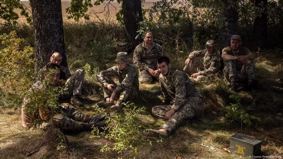 Hãy lấy nửa đầu năm nay làm ví dụ. 160.000 quân Nga đã tập trung tại khu vực Pokrovsk, chuẩn bị cho một cuộc tấn công quyết định tại đây. Đối mặt với lực lượng hùng mạnh của Nga, binh lính Ukraine hiểu rằng cơ hội của họ rất mong manh.