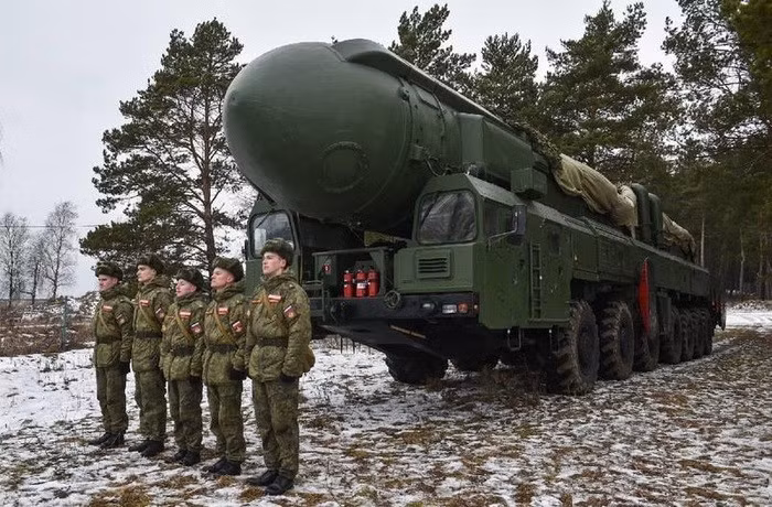 Phía Nga đã sử dụng tên lửa Oreshnik, loại tên lửa đạn đạo tầm trung đầu tiên của Nga được phát triển sau Chiến tranh Lạnh. Đây là loại tên lửa siêu thanh phóng đi từ mặt đất. Theo đoạn phim do phía Ukraine quay được, nhiều đầu đạn tốc độ cao có thể được nhìn thấy lao từ trên không xuyên qua những đám mây, và một ánh sáng màu cam đỏ kỳ lạ bao phủ bầu trời phía trên Lviv.
