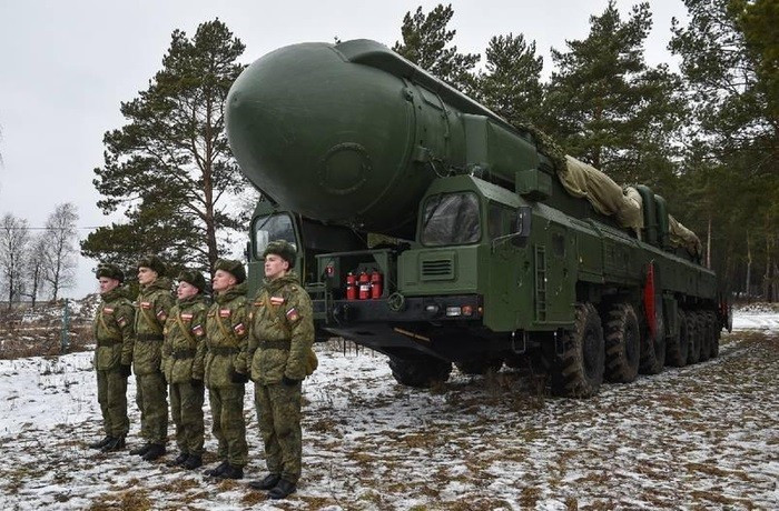 Phía Nga đã sử dụng tên lửa Oreshnik, loại tên lửa đạn đạo tầm trung đầu tiên của Nga được phát triển sau Chiến tranh Lạnh. Đây là loại tên lửa siêu thanh phóng đi từ mặt đất. Theo đoạn phim do phía Ukraine quay được, nhiều đầu đạn tốc độ cao có thể được nhìn thấy lao từ trên không xuyên qua những đám mây, và một ánh sáng màu cam đỏ kỳ lạ bao phủ bầu trời phía trên Lviv.