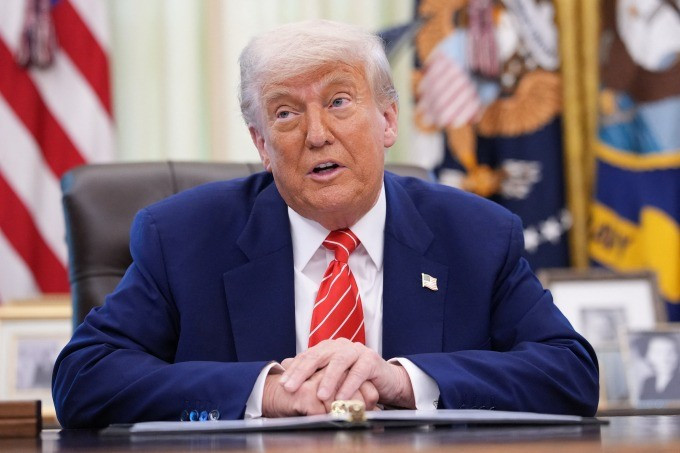 Cùng lúc đó, thái độ của Mỹ và Châu Âu đã thay đổi một cách tinh tế: Mỹ muốn tách mình khỏi cuộc tấn công, tuyên bố rằng họ không tham gia vào cuộc tấn công; Liên minh Châu Âu từ chối bình luận về chiến lược quân sự, và Đức thậm chí hiếm khi thừa nhận rằng "không thể đánh bại Nga".