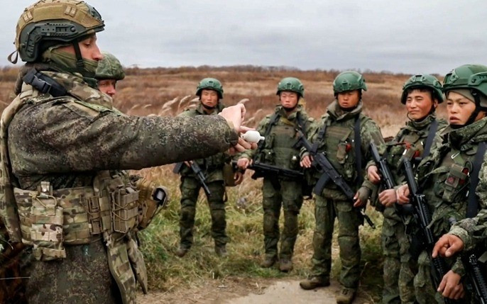 Hướng đi của cuộc xung đột này có thể đang trượt từ "chiến tranh ủy nhiệm" sang bờ vực nguy hiểm của "trò chơi trực tiếp giữa các cường quốc". Và người dân thường cuối cùng sẽ phải trả giá đắt nhất cho các trò chơi chính trị. (nguồn ảnh Military Review, Sina, TASS, Ukrinform).