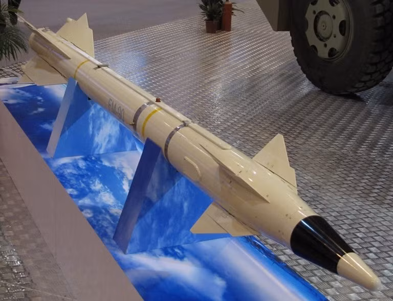 Tên lửa VT-1 có đầu đạn nặng 13 kg, với bán kính sát thương 8 mét, được tối ưu hóa tiêu diệt UAV và tên lửa hành trình. Radar theo dõi băng tần Ku và cảm biến quang điện của hệ thống, bao gồm camera nhiệt và ban ngày, cho phép khóa mục tiêu chính xác lên đến 15 km, ngay cả trong điều kiện bất lợi. Crotale NG có thể theo dõi tám mục tiêu cùng lúc và tấn công hai mục tiêu trong vòng vài giây, một khả năng đã được chứng minh tại Ukraine vào tháng 3/2023.