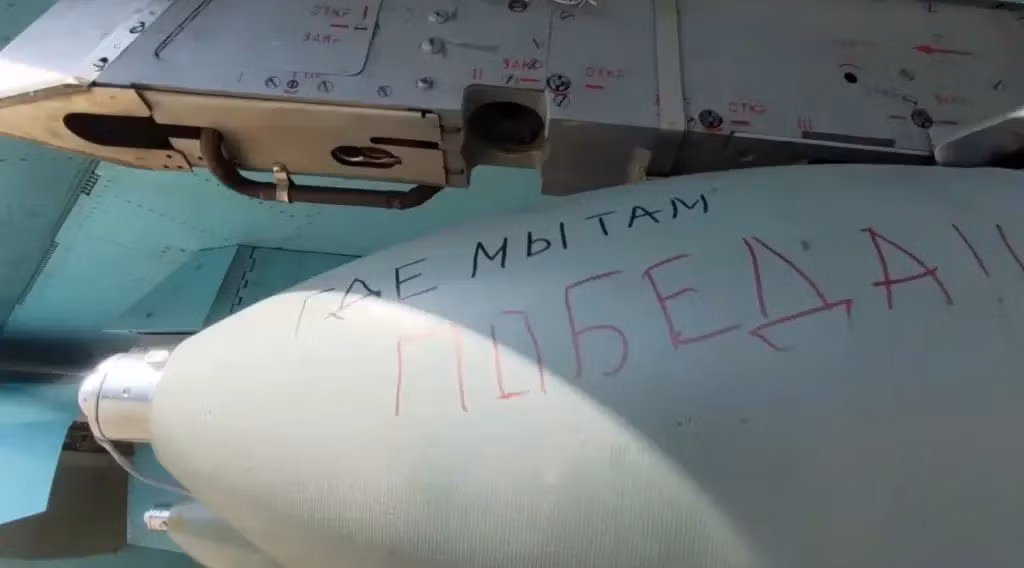 Với tầm bay xa tới 100 km, những quả bom FAB lắp mô-đun UMPK có sức công phá mạnh hơn tên lửa đạn đạo cấp chiến thuật, đặc biệt là giá thành rẻ hơn gấp nhiều lần. Với cự ly cắt bom xa mục tiêu như vậy, đảm bảo an toàn cho máy bay ném bom trước các hệ thống phòng không tầm ngắn và tầm trung của AFU. Hiện AFU chỉ còn một ít tên lửa Patriot, nhưng phải ưu tiên để bảo vệ Kiev.