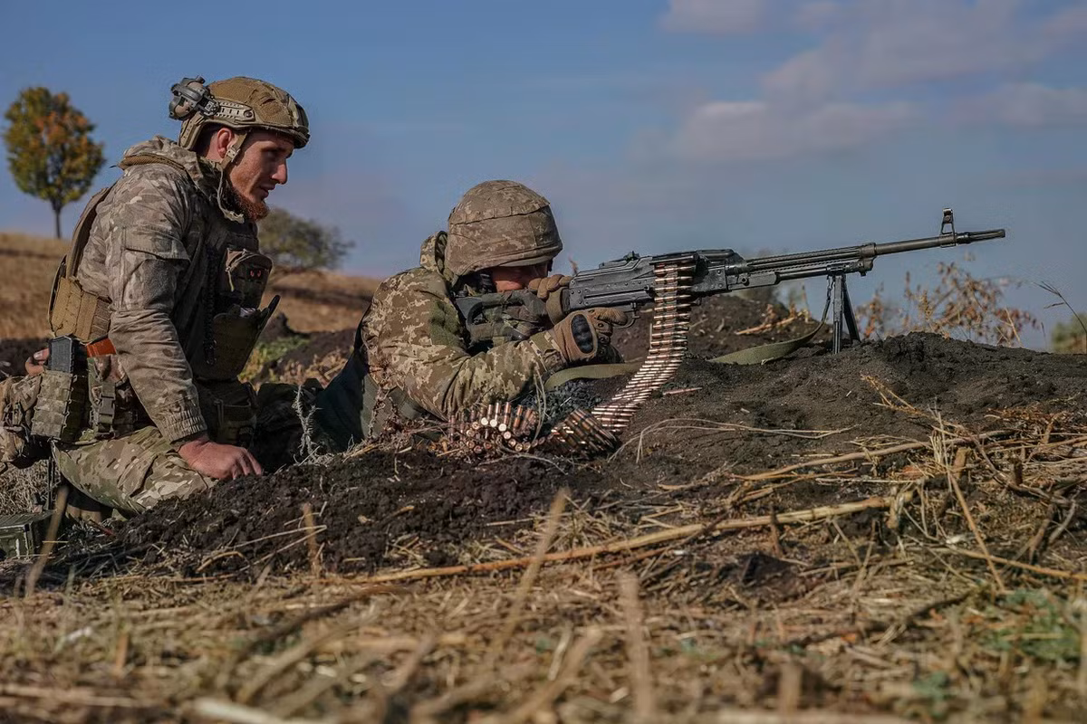 Về cứ điểm Komar, các nguồn tin của Nga đưa tin rằng, chỉ sau một cuộc tấn công của Lực lượng Hàng không Vũ trụ Nga, bằng bom FAB-1500 vào vị trí của Lữ đoàn Biệt kích độc lập số 152 của AFU tại ngôi làng này, đã loại khỏi vòng chiến đấu ít nhất hơn hai mươi lính Ukraine.