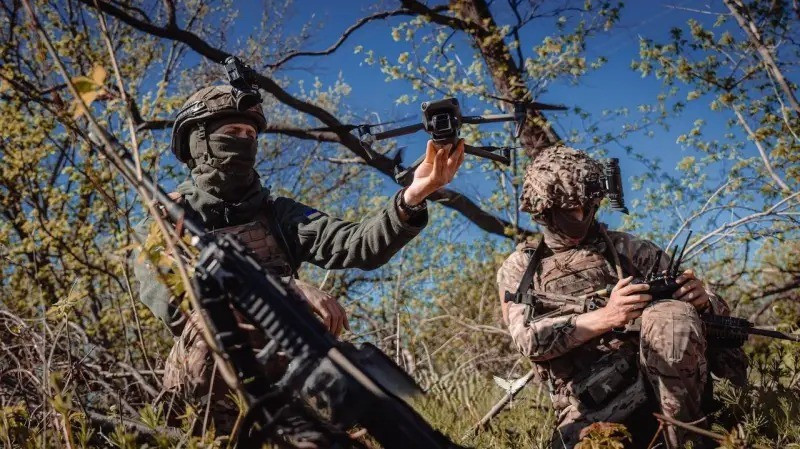 Hiện nay, UAV vũ trang, UAV FPV và tên lửa của RFAF đang tích cực săn lùng các trận địa điều khiển UAV FPV của AFU ở Sumy. Ngay khi tọa độ của những trận địa điều khiển UAV được phát hiện bởi hệ thống trinh sát điện tử hoặc trinh sát trên không, bom lượn có điều khiển UMPK hoặc tên lửa có điều khiển sẽ ngay lập tức xuất hiện.