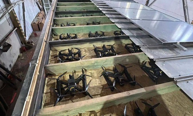 Đối phó với khủng hoảng, ưu tiên hàng đầu của Moskva không phải là vội vã mở rộng trả đũa, mà là tìm ra những kẻ phản bội. Tại sao UAV của Ukraine có thể bay thẳng vào trung tâm nước Nga, phơi bày những lỗ hổng lớn trong hệ thống an ninh của Nga. Có điệp viên bên trong Điện Kremlin, Bộ Quốc phòng và Cơ quan An ninh Liên bang không? Nếu những "quả bom hẹn giờ" này không được gỡ bỏ, hậu phương của quân đội Nga sẽ luôn phải đối mặt với nguy cơ bị tấn công “chặt đầu".