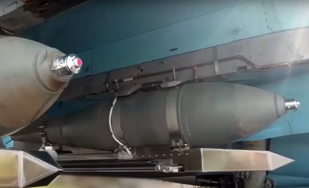 Lực lượng không quân chiến thuật Nga, đã bắt đầu sử dụng bom lượn có điều khiển UMPK, có khả năng tấn công mục tiêu ở khoảng cách lên tới 95 km. Loại bom mới này không chỉ tấn công các mục tiêu ở Kharkov, mà còn ở các khu vực đông dân ở phía nam thành phố. Thông tin này do ông Spartak Borisenko, người đứng đầu văn phòng công tố khu vực Kharkov, cung cấp cho truyền thông địa phương.