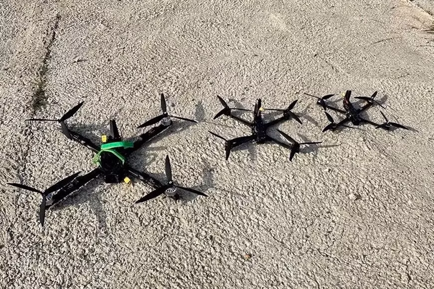 Đây là những chiếc UAV FPV được quân Nga điều khiển hạ cánh bên đường hoặc xa hơn một chút ở các vị trí bí mật, ẩn nấp chờ đợi mục tiêu của Ukraine đi qua. Ngay khi mục tiêu bị camera của UAV chụp được, UAV sẽ cất cánh từ vị trí phục kích và tấn công các phương tiện hoặc quân Ukraine xuất hiện.