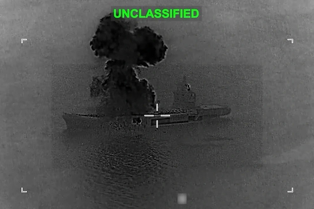 Trong khi đó, Đô đốc Brad Cooper, chỉ huy Bộ Tư lệnh Trung tâm Mỹ, tuyên bố rằng người Mỹ đã phá hủy hơn 100 tàu hải quân Iran, do đó hoàn toàn tước bỏ khả năng đe dọa tuyến vận tải hàng hải ở eo biển Hormuz của Tehran.