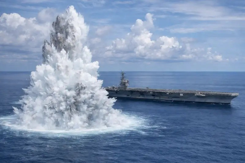 Hai bên mạn tàu được lót bằng các khoang bảo vệ đặc biệt gọi là khoang chắn nước (cofferdam). Chúng có thể để trống hoặc được sử dụng để chứa nhiều vật dụng khác nhau. Các khoang chắn nước này thực hiện ba chức năng quan trọng: hấp thụ năng lượng của vụ nổ, chẳng hạn như vụ nổ ngư lôi; ngăn chặn sự lan rộng của lửa và nước vào tàu, nếu xảy ra sự cố thủng khoang. Đồng thời làm giảm tác động của sóng xung kích thủy lực, nếu xảy ra vụ nổ gần đó dưới nước.