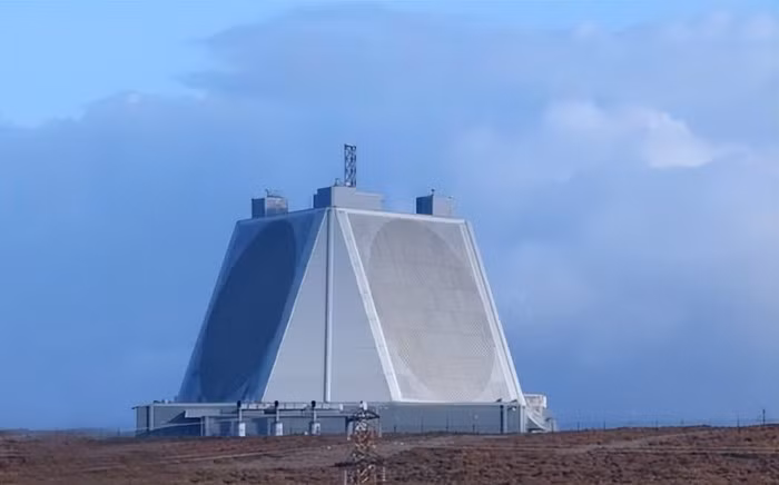 Cả PAVE PAWS và THAAD đều là di sản của thời kỳ hoàng kim sau Chiến tranh Lạnh của quân đội Mỹ, từng đại diện cho một hệ thống phòng thủ tên lửa hiện đại và tốn ngân sách. Nhưng người Iran, chỉ bằng những UAV giá rẻ (khoảng 20.000 USD/chiếc), đã gây thiệt hại đối với những hệ thống radar tỷ đô; đơn giản là thiệt hại của Mỹ là không thể đo lường được.