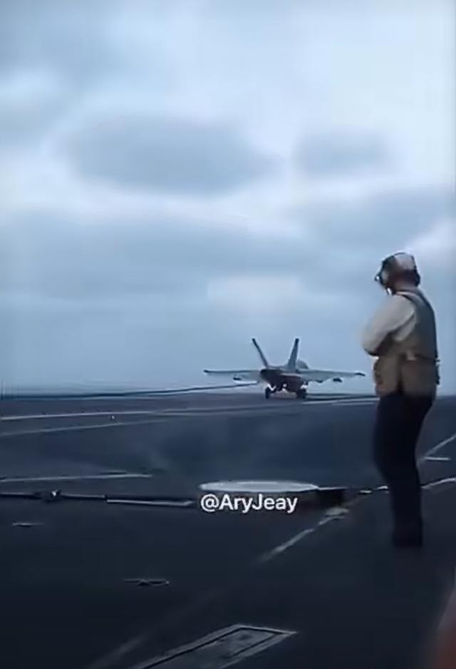 Một máy bay chiến đấu F/A-18F của lực lượng không quân hải quân Mỹ đã gặp nạn, khi hạ cánh xuống tàu sân bay USS Abraham Lincoln, sau khi hoàn thành nhiệm vụ ném bom ở Iran. Nguyên nhân ban đầu là do máy bay mất kiểm soát, vượt quá boong tàu và rơi xuống biển; phi công đã kịp nhảy dù và được cứu sống.