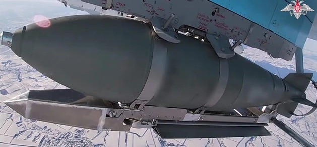 Các binh sĩ Ukraine ở tiền tuyến kêu ca rằng, những máy bay chiến đấu Nga này thường được trang bị bốn quả bom hạng trung (250 hoặc 500 kg) hoặc một quả bom hạng nặng (1.500 hoặc 3.000 kg), thực hiện các cuộc oanh tạc liên tục và dữ dội vào các vị trí của Ukraine.