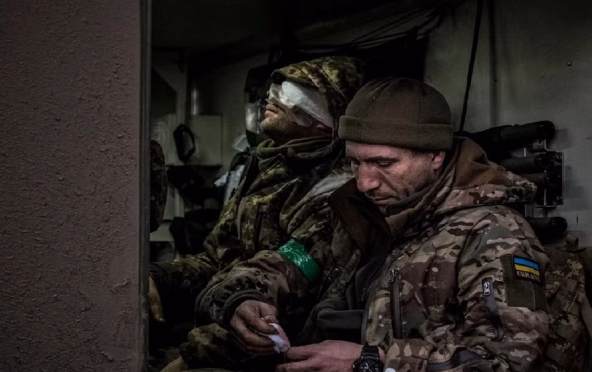 Mọi dấu hiệu đều cho thấy lực lượng đồn trú Ukraine đang phòng ngự rất khó khăn và phải lùi dần từng bước. Cơ hội duy nhất cho quân Ukraine tại đây là rút quân qua các tuyến đường sắt về phía bắc thành phố, để tổ chức lại hệ thống phòng thủ; nhưng điều này sẽ dẫn đến việc mất phần lớn khu vực nội đô Pokrovsk. (nguồn ảnh Military Review, Kyiv Post, RFAF, Readovka).