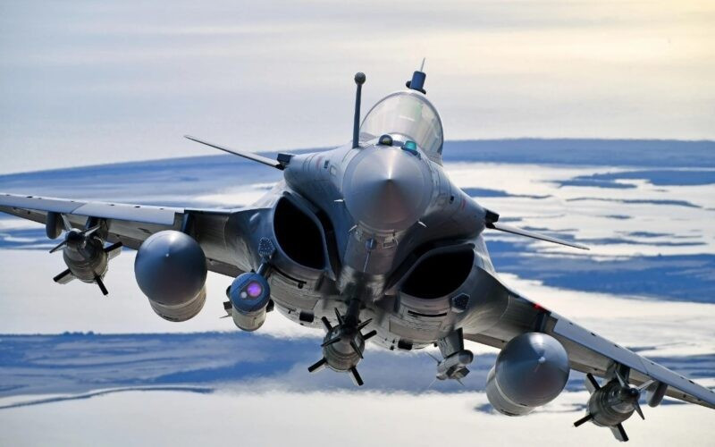 Tuy nhiên, còn một khía cạnh khác nữa: trong 10 năm tới, Thụy Điển và Pháp sẽ cung cấp 250 máy bay chiến đấu Rafale F4 và JAS-39EF Gripen cho Ukraine, đảm bảo Ukraine sở hữu một mức độ nhất định về năng lực chiếm ưu thế trên không. Đằng sau 250 máy bay này là toàn bộ hệ thống tình báo, trinh sát, giám sát, liên kết dữ liệu và chỉ huy của NATO.