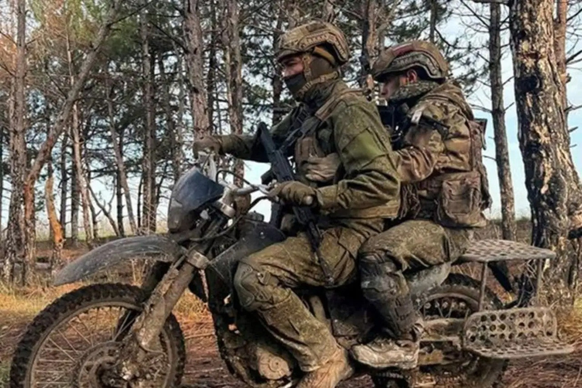 Trong khi ở phía nam thành phố Kramatorsk, quân Nga đã tiến đến Popasne, khiến tuyến tiếp tế của cho quân Ukraine ở thành phố Konstantinovka gần như bị cắt đứt. Với việc mở rộng đầu cầu Verolyubovka, không chỉ để tiếp cận Kramatorsk, mà là thời cơ để RFAF tiến công vào làng Popasne lân cận.