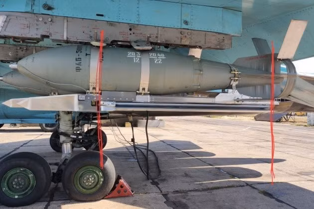 Bất chấp ưu thế về không quân và tình báo của NATO, mối đe dọa từ kho vũ khí hạt nhân của Nga đã ngăn cản họ tận dụng tối đa chúng trên mặt trận Ukraine-Nga. Trên mặt trận Ukraine, mối đe dọa lớn nhất của AFU là những chiếc chiến đấu cơ Su-34 của Nga, khi liên tục bay tuần tra trên không và có thể thả bom lượn có điều khiển UMPK bất cứ lúc nào; trong khi hỏa lực pháo binh và cả UAV FPV của RFAF cũng vượt trội gấp hàng chục lần.