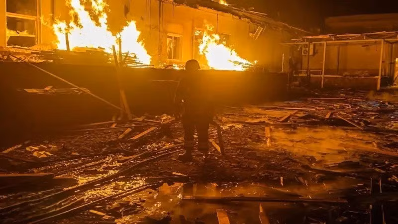 Điểm mấu chốt là với UAV Geran-3, độ chính xác trong đòn tấn công được tăng cường, có thể tấn công trực tiếp vào các tuyến đường sắt hẹp và các toa tàu hỏa. Chỉ trong một đêm, lực lượng Nga đã tấn công các hệ thống đường sắt và đầu mối đường sắt ở bốn tỉnh của Ukraine, bao gồm các ga tàu ở tỉnh Nikolaev và Kirovograd, buộc các đoàn tàu quân sự Ukraine phải dừng hoạt động.