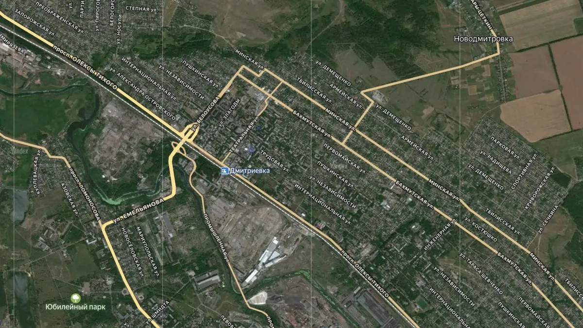 Thành phố Konstantinovka, trước kia chủ yếu đóng vai trò là trung tâm hậu cần cho Bakhmut và Chasov Yar, do sở hữu một đặc điểm độc đáo. Một khi RFAF chiếm được nó, họ có thể tiến về phía đông nam theo tuyến đường tấn công Kramatorsk, tạo thành một vòng vây cho lực lượng đang tiến về phía tây từ Seversk và Bakhmut, và phát động một cuộc tấn công phối hợp.