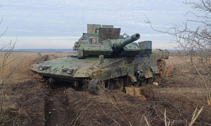 Theo tờ Future Army, quân đội Ukraine đã “độ” thêm cho MBT Leopard 2As giáp phản ứng nổ (ERA) và khung lưới kim loại chống UAV FPV. Future Army cũng cho biết thêm, Ukraine đã nhận được ít nhất 74 xe tăng Leopard 2As từ một số "đồng minh" phương Tây. Tuy nhiên ít nhất 50 trong số chúng đã bị UAV, tên lửa, mìn hoặc pháo binh của Nga tấn công phá hủy. (nguồn ảnh TASS, Gazeta.ru, Ukrinform).