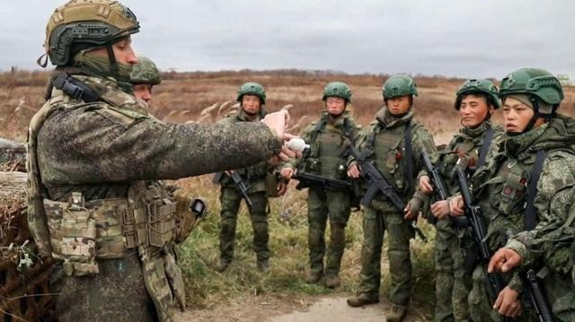 Theo thông tin được một blogger người Nga tiết lộ, quân đội Triều Tiên đã tiêu diệt hơn 300 binh sĩ Ukraine ở Plekhovo. Tuy nhiên, thời gian chiến đấu của trận đánh này không phải là hai hay ba giờ như phía Nga nói, mà là 31 giờ. Có thể quân đội Triều Tiên cũng đã tính đến thời gian dọn dẹp và củng cố.