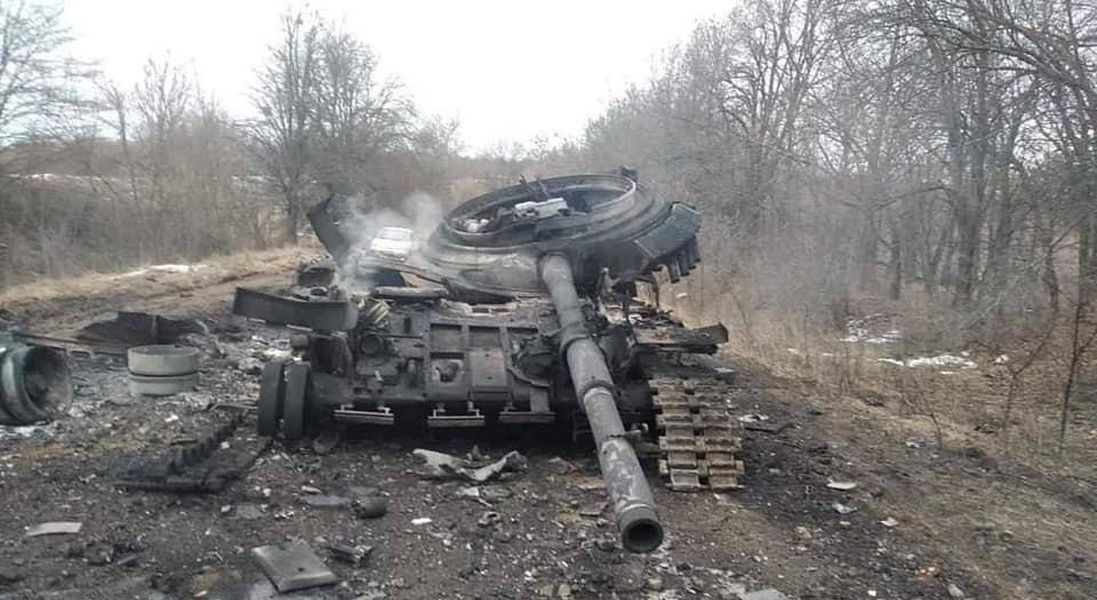 Tuy nhiên, trên tất cả các dòng xe tăng Nga không có thiết kế này, mà đạn pháo được bố trí vòng quanh xe theo kiểu băng chuyền" dưới tháp pháo. Nếu xe tăng bị trúng đạn, thì đạn pháo sẽ rất dễ bị kích nổ, khiến kíp xe tăng có rất ít cơ hội sống sót.