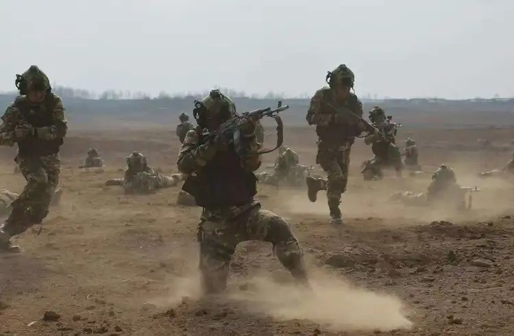 Theo ông Budanov, Moskva có thể tuyển dụng công dân Triều Tiên đến nước này, với tư cách là người lao động tự do vào RFAF. Cơ sở để Kiev lo ngại về vấn đề này, chủ yếu là do sự hỗ trợ quân sự từ Triều Tiên cho Nga, khiến chính quyền Kiev cũng như truyền thông Ukraine rất lo lắng. Bằng chứng là họ thường xuyên đưa tin các thông tin như vậy, trên các phương tiện truyền thông.