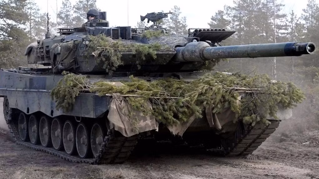 Leopard 2s là xe tăng chiến đấu chủ lực của quân đội Đức và một số quốc gia châu Âu. Leopard 2 trang bị pháo nòng trơn Rheinmetall RH-M-120 cỡ 120mm và cơ số đạn chiến đấu là 42 viên đạn. Các vũ khí phụ bao gồm hai súng máy, một trong số đó là đồng trục với pháo chính, và một gắn trên đỉnh tháp pháo, có thể kiêm nhiệm vụ phòng không.