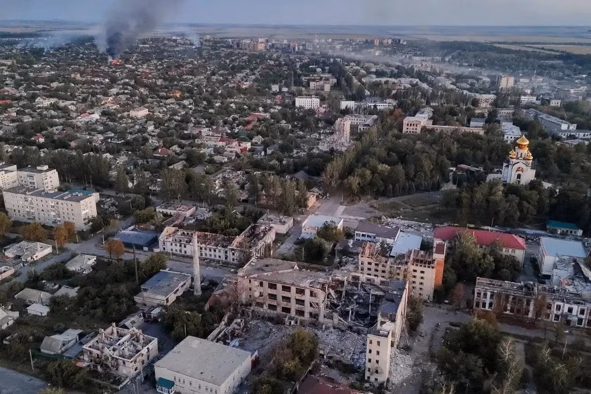 Biệt kích Nga đã khai thác các kẽ hở phòng thủ của AFU tại Pokrovsk để xâm nhập vào nhiều ngóc ngách của thành phố, đặc biệt nhắm vào hệ thống hậu cần của AFU, làm gián đoạn các hoạt động của AFU tại đây. Điều này đã giúp cho quân Nga tiến sâu hơn vào thành phố, buộc quân Ukraine phải rút lui từng bước.