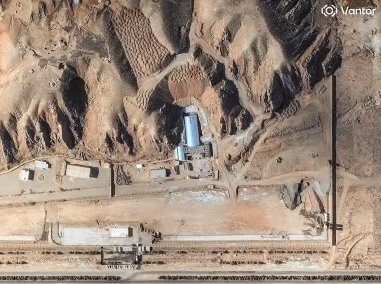 Trước đó, một cuộc điều tra của CNN, tiết lộ rằng Mỹ và Israel đã tiến hành các cuộc tấn công chính xác vào lối vào căn cứ trong suốt cuộc giao tranh, nhằm chôn vùi các bệ phóng tên lửa dưới lòng đất để ngăn chúng có thể cơ động tới trận địa phóng, hoặc quay trở lại căn cứ để nạp đạn tên lửa.