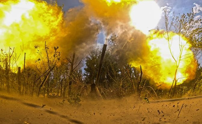 Hãng tin Nga RIA Novosti, trích lời ông Vladimir Rogov, một thành viên của Phòng Công cộng Liên bang Nga, cho biết giao tranh diễn ra tại làng Primorskoye rất ác liệt. Hiện RFAF đang mở rộng đầu cầu để tạo bàn đạp tiến về phía trước; còn quân đội Ukraine (AFU), đang cố gắng phản công, đưa quân dự bị vào, nhưng không thể ngăn chặn bước tiến của quân Nga.