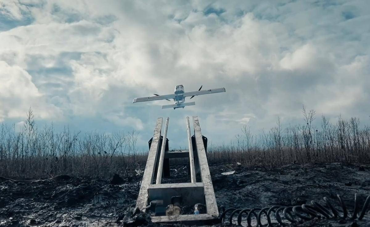 Một đơn vị trinh sát thuộc Lữ đoàn bộ binh cơ giới độc lập số 72 của Nga đang tấn công vào phía đông nam Konstantinovka. Lữ đoàn UAV tiên tiến Rubicon của Nga và đơn vị Smugoryanka, đang phối hợp với các cuộc tấn công của lực lượng không quân chiến thuật RFAF, bằng bom lượn FAB UMPK, vào Kindrativka (phía nam Druzhkivka).