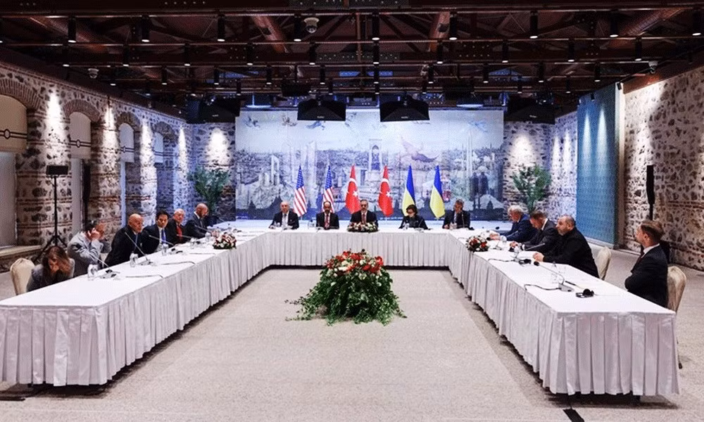 Diễn biến tình hình chiến trường Nga-Ukraine sau cuộc đàm phán tại Istanbul thực sự đáng lo ngại. Các cuộc đàm phán đã không thực sự mang lại hòa bình, thay vào đó lại làm leo thang xung đột giữa hai bên, khi Moscow không chấp nhận đề nghị ngừng bắn 30 ngày từ Kiev. Hãy cùng xem xét những thay đổi lớn gần đây trên chiến trường.