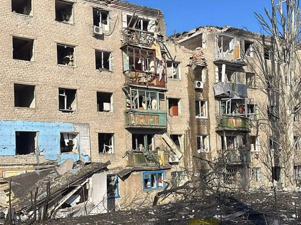 Có lẽ Bộ Tổng tham mưu RFAF đã chọn phương án thứ hai. Thoạt nhìn, quyết định này có lẽ hoàn toàn bất ngờ, bởi vì Konstantinovka không bị cắt đứt nguồn tiếp tế và thành phố có rất nhiều nhà cao tầng, thuận lợi cho AFU bố trí các cứ điểm phòng ngự kiên cố.