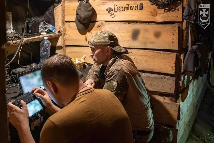 Còn Zhluktenko cho biết, đơn vị Ukraine của anh ta, tập trung tấn công vào bộ binh và phương tiện của quân Nga ở cách tiền tuyến tới 20km, ngăn cản các bước tiến từ xa. Tuy nhiên ở những khu vực xa như vậy, lực lượng tác chiến điện tử của RFAF hoạt động rất mạnh, nên tác chiến Ukraine thường không hiệu quả.